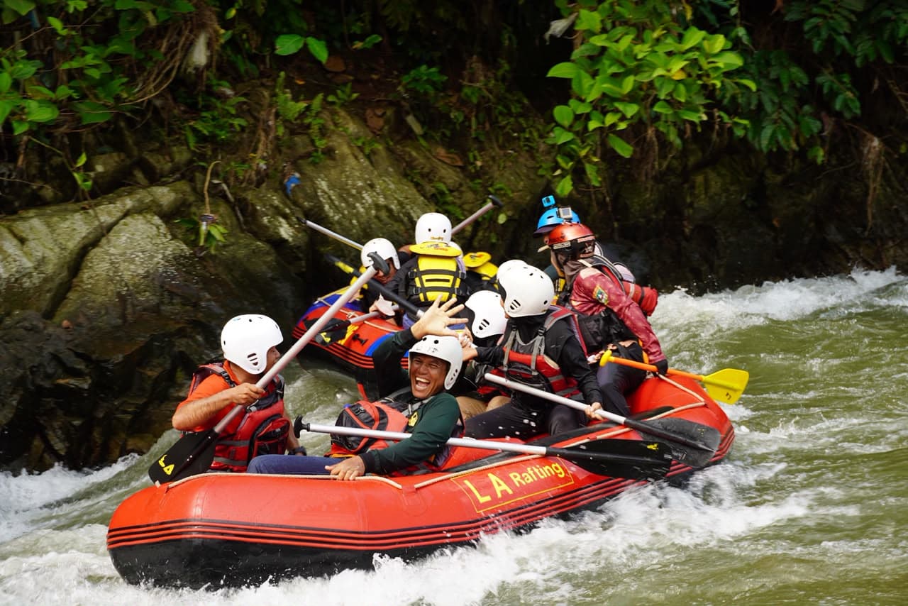 Kegiatan rafting pada paket/program outbound training